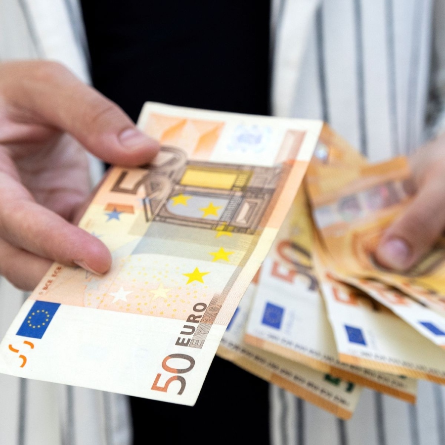 Приемането на еврото ще помогне на България - най-бедната членка на ЕС